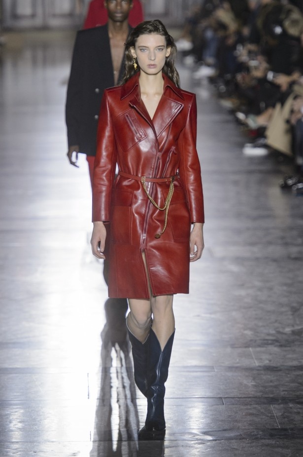 الكلاسيكية في مجموعة Givenchy لربيع وصيف 2018 في باريس