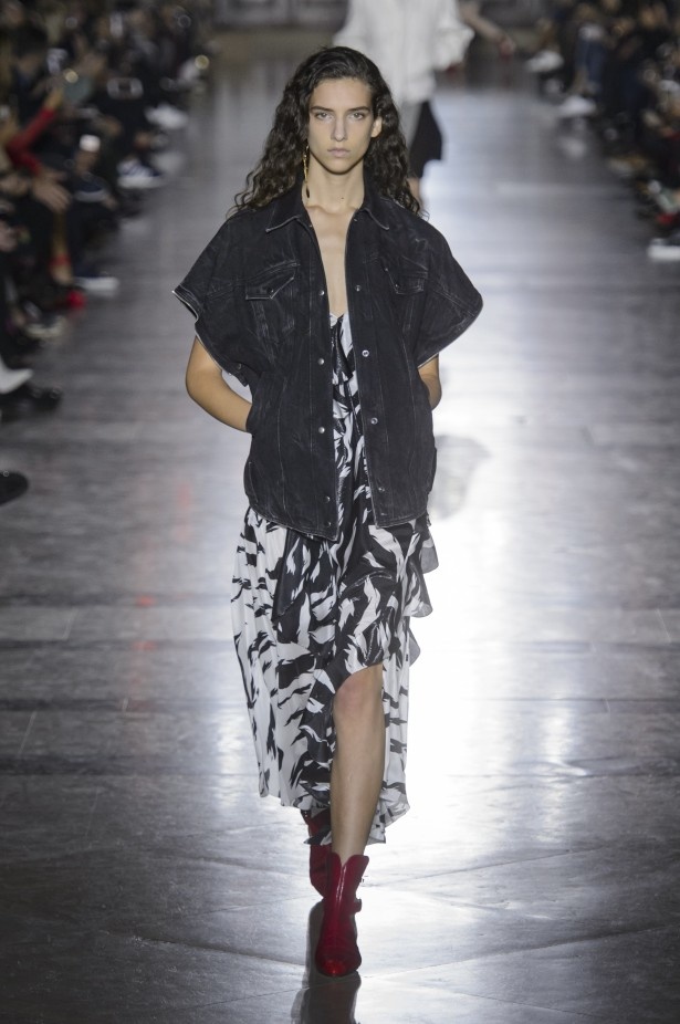 الكلاسيكية في مجموعة Givenchy لربيع وصيف 2018 في باريس