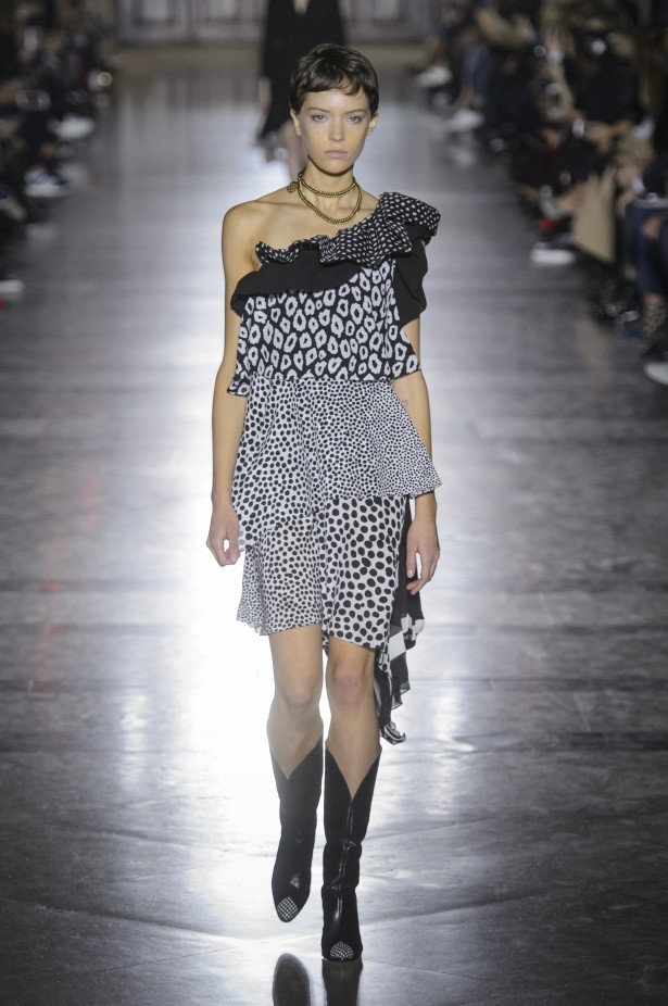 الكلاسيكية في مجموعة Givenchy لربيع وصيف 2018 في باريس