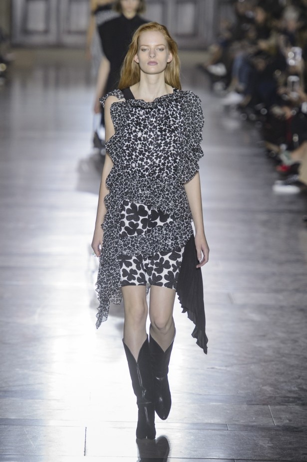 الكلاسيكية في مجموعة Givenchy لربيع وصيف 2018 في باريس