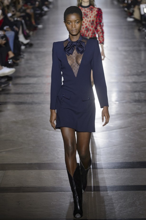 الكلاسيكية في مجموعة Givenchy لربيع وصيف 2018 في باريس