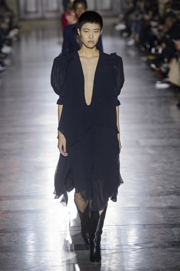 الكلاسيكية في مجموعة Givenchy لربيع وصيف 2018 في باريس