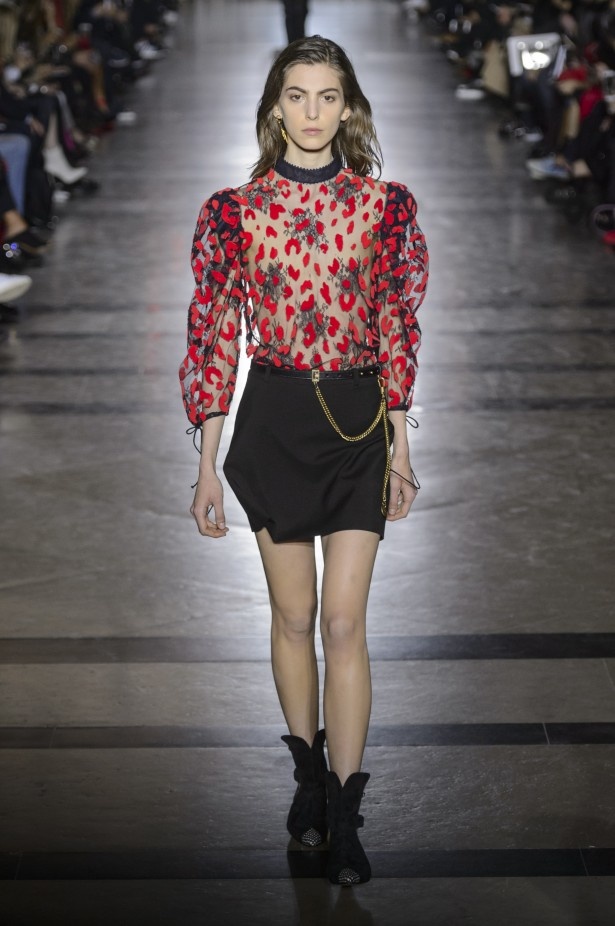 الكلاسيكية في مجموعة Givenchy لربيع وصيف 2018 في باريس