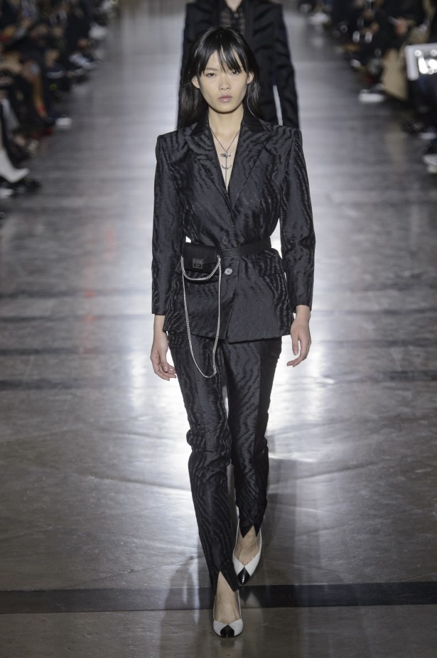 الكلاسيكية في مجموعة Givenchy لربيع وصيف 2018 في باريس