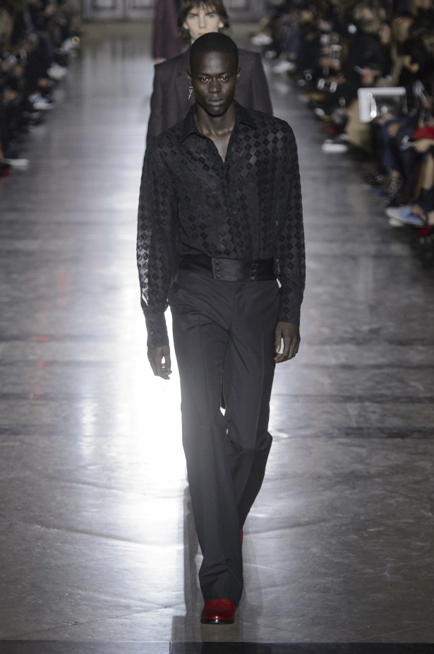 الكلاسيكية في مجموعة Givenchy لربيع وصيف 2018 في باريس