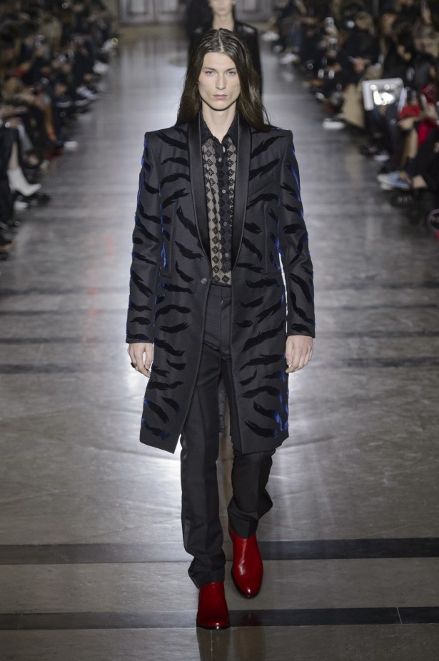 الكلاسيكية في مجموعة Givenchy لربيع وصيف 2018 في باريس