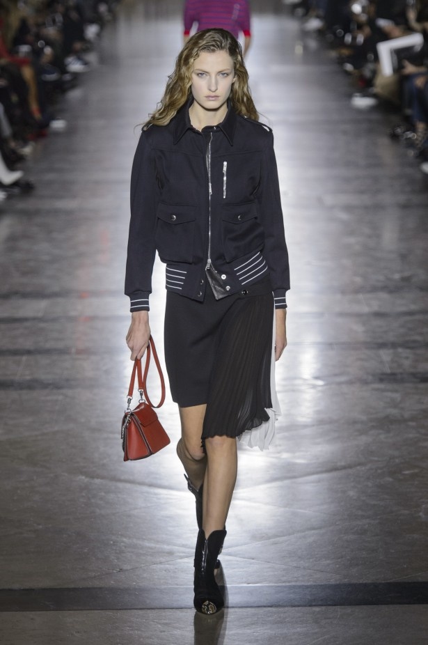 الكلاسيكية في مجموعة Givenchy لربيع وصيف 2018 في باريس