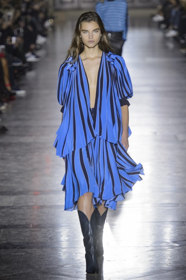 الكلاسيكية في مجموعة Givenchy لربيع وصيف 2018 في باريس