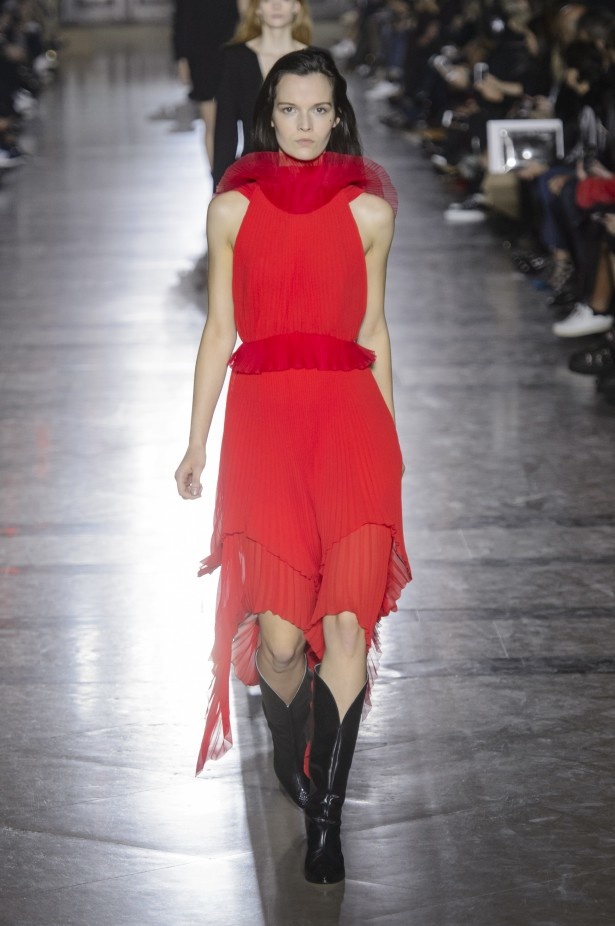 الكلاسيكية في مجموعة Givenchy لربيع وصيف 2018 في باريس