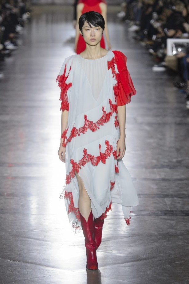 الكلاسيكية في مجموعة Givenchy لربيع وصيف 2018 في باريس