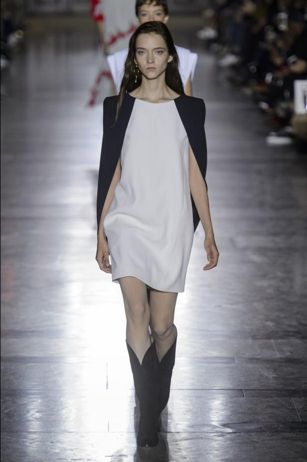 الكلاسيكية في مجموعة Givenchy لربيع وصيف 2018 في باريس