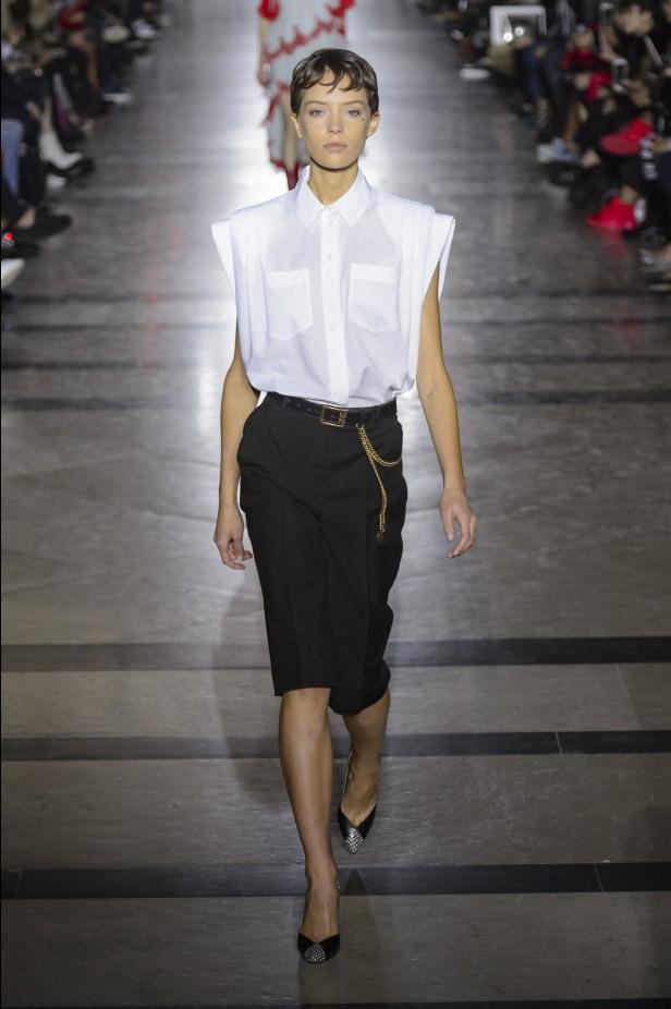 الكلاسيكية في مجموعة Givenchy لربيع وصيف 2018 في باريس