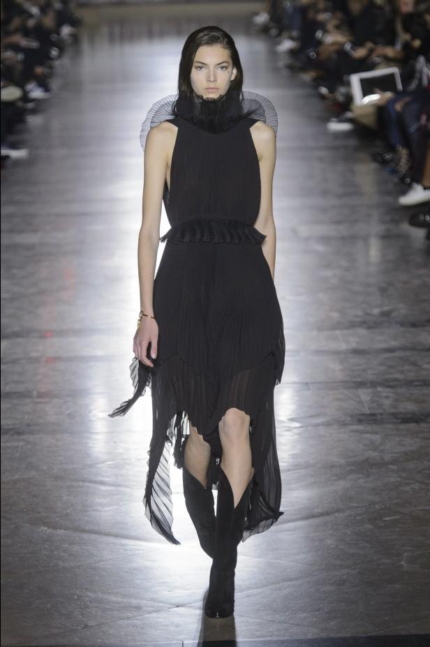 الكلاسيكية في مجموعة Givenchy لربيع وصيف 2018 في باريس