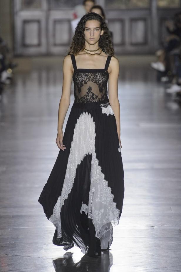 الكلاسيكية في مجموعة Givenchy لربيع وصيف 2018 في باريس