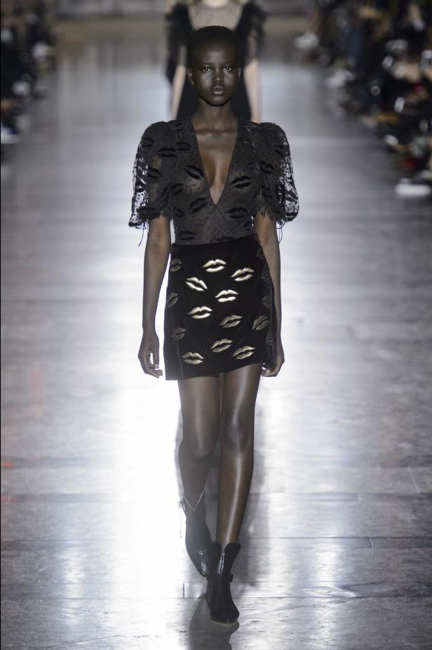 الكلاسيكية في مجموعة Givenchy لربيع وصيف 2018 في باريس