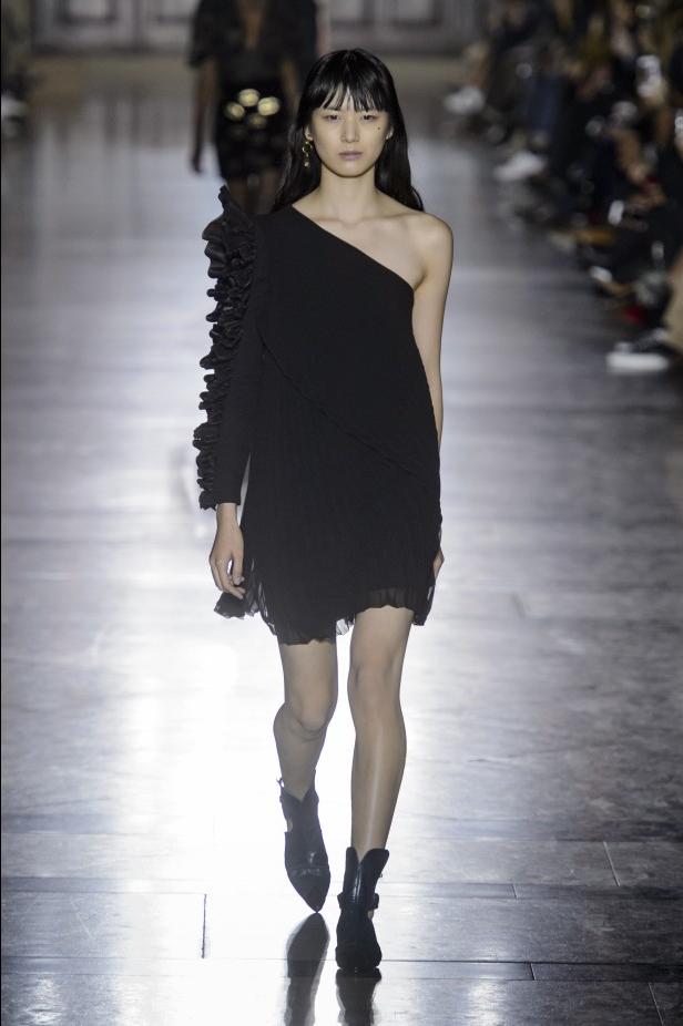 الكلاسيكية في مجموعة Givenchy لربيع وصيف 2018 في باريس