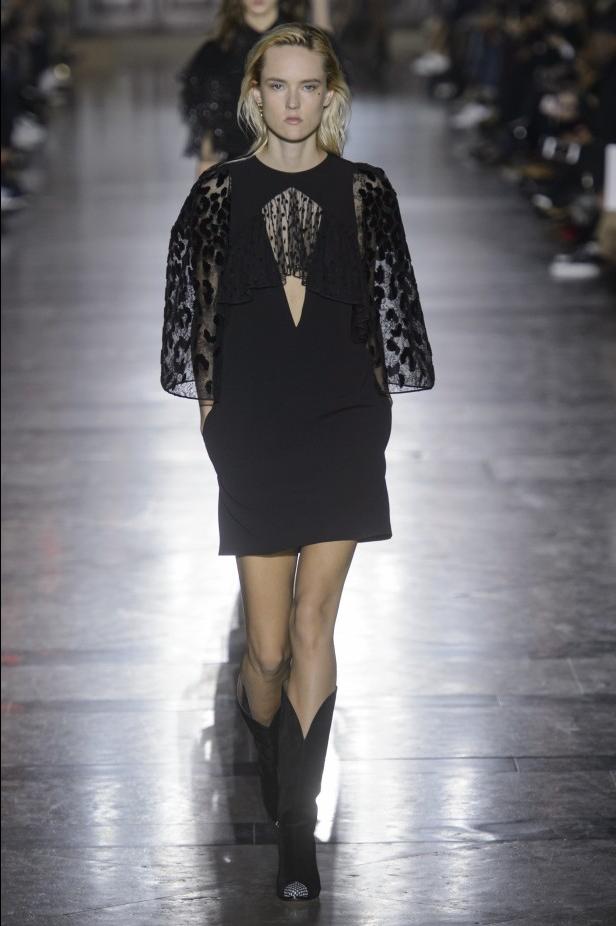 الكلاسيكية في مجموعة Givenchy لربيع وصيف 2018 في باريس