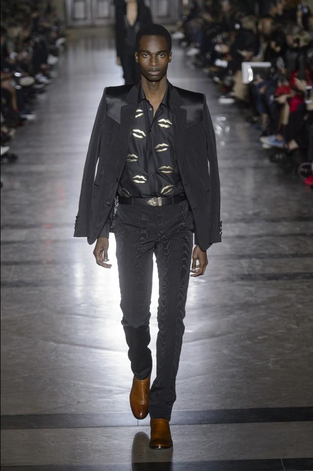 الكلاسيكية في مجموعة Givenchy لربيع وصيف 2018 في باريس