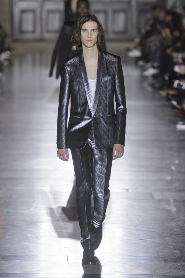 الكلاسيكية في مجموعة Givenchy لربيع وصيف 2018 في باريس