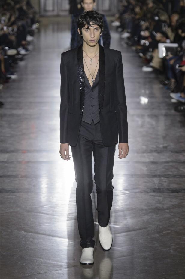 الكلاسيكية في مجموعة Givenchy لربيع وصيف 2018 في باريس