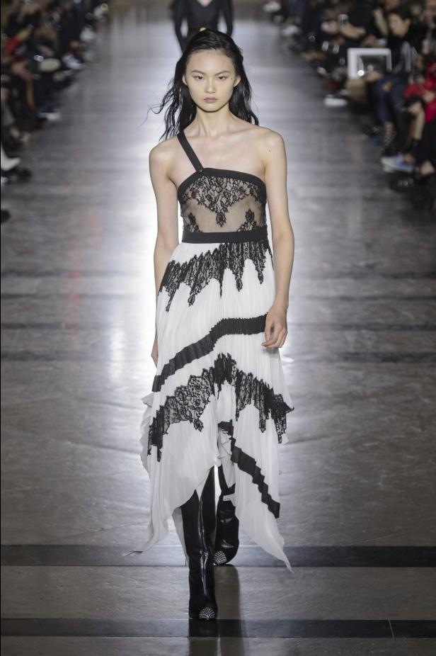 الكلاسيكية في مجموعة Givenchy لربيع وصيف 2018 في باريس