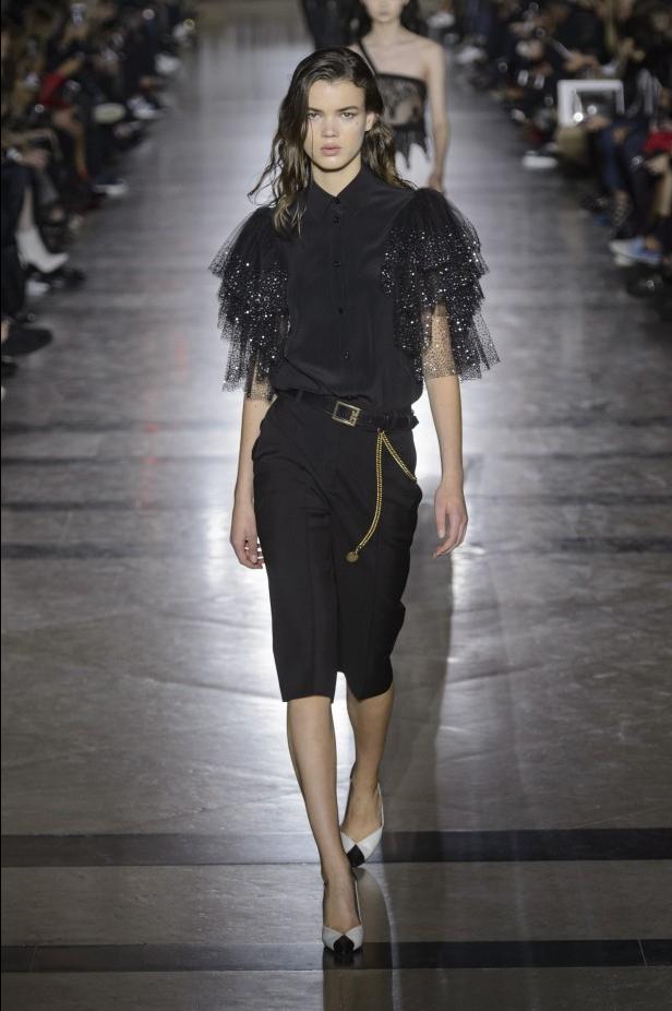 الكلاسيكية في مجموعة Givenchy لربيع وصيف 2018 في باريس
