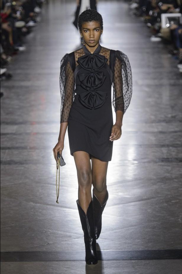 الكلاسيكية في مجموعة Givenchy لربيع وصيف 2018 في باريس