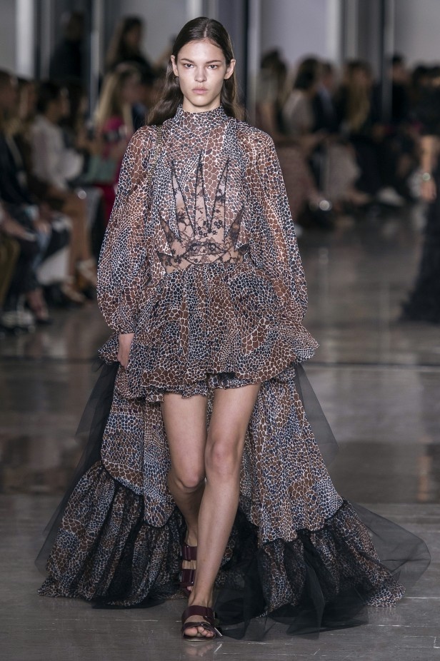 مجموعة  Giambattista Valli لربيع وصيف 2019