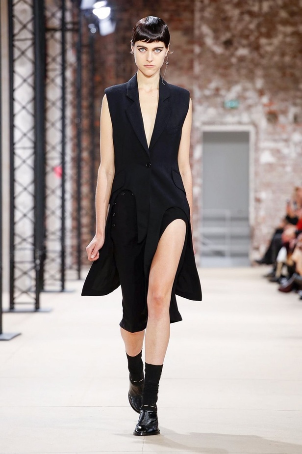 اسبوع الموضة في باريس 2019 مجموعة Ann Demeulemeester لربيع وصيف 2020 