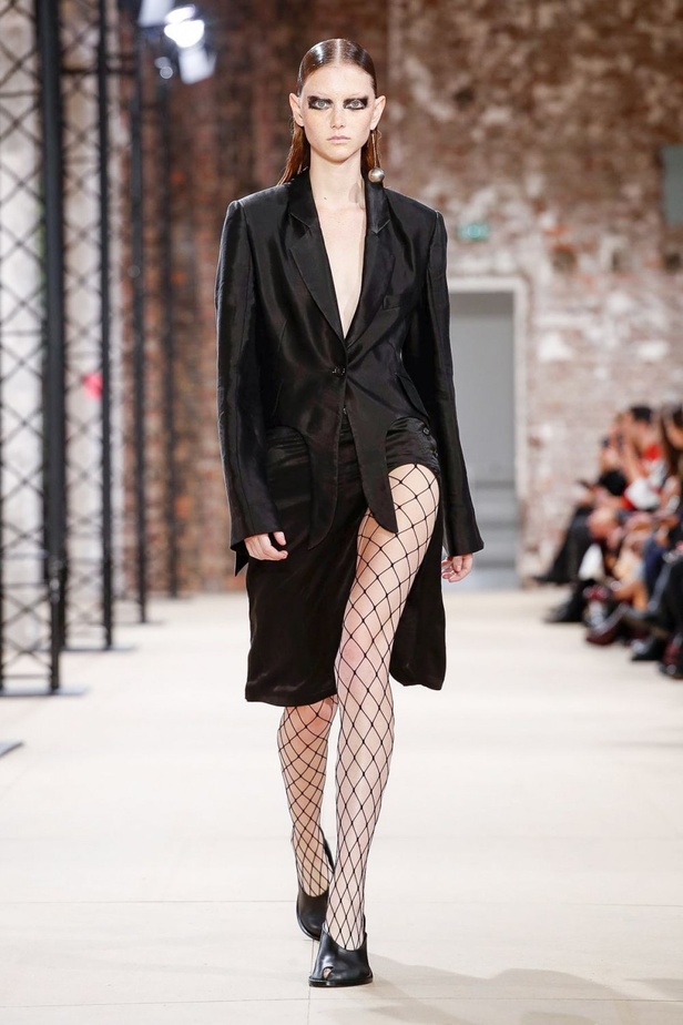 اسبوع الموضة في باريس 2019 مجموعة Ann Demeulemeester لربيع وصيف 2020 