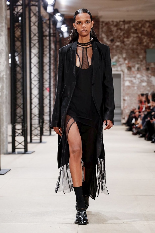 اسبوع الموضة في باريس 2019 مجموعة Ann Demeulemeester لربيع وصيف 2020 