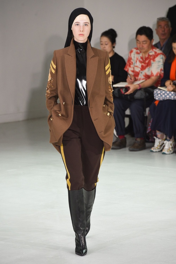 أزياء مبتكرة ضمن مجموعة A.F.VANDEVORST خلال أسبوع الموضة في باريس