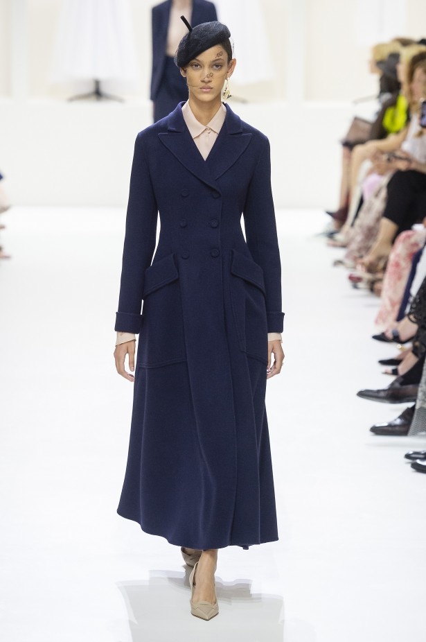 الأنوثة والأناقة.. عنوانا مجموعة دار Dior للهوت كوتور لخريف وشتاء 2018 - 2019 