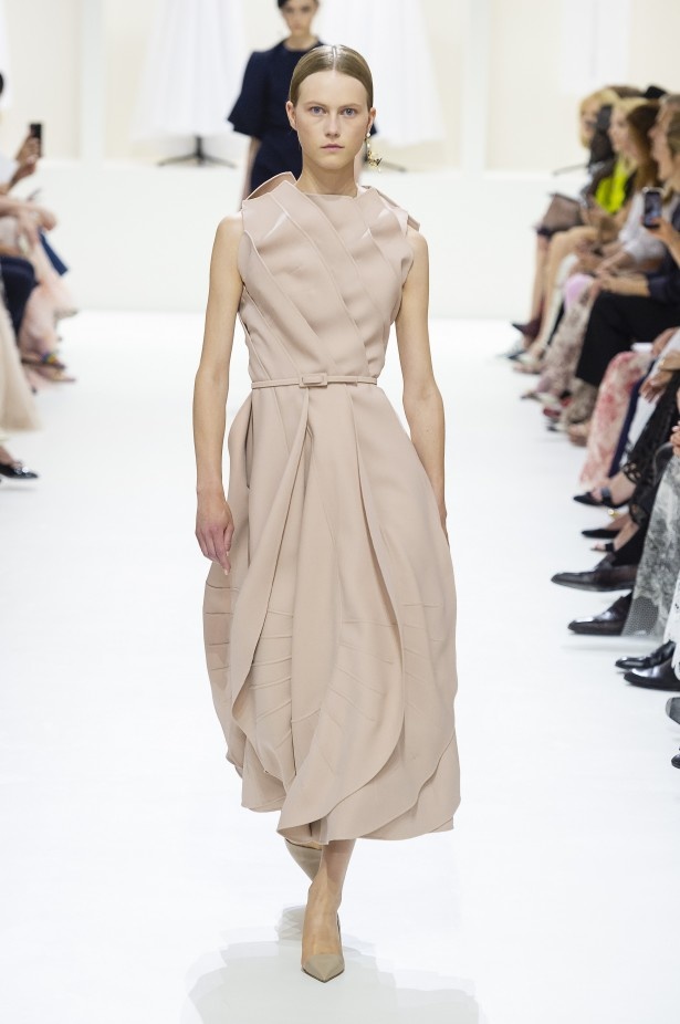 الأنوثة والأناقة.. عنوانا مجموعة دار Dior للهوت كوتور لخريف وشتاء 2018 - 2019 