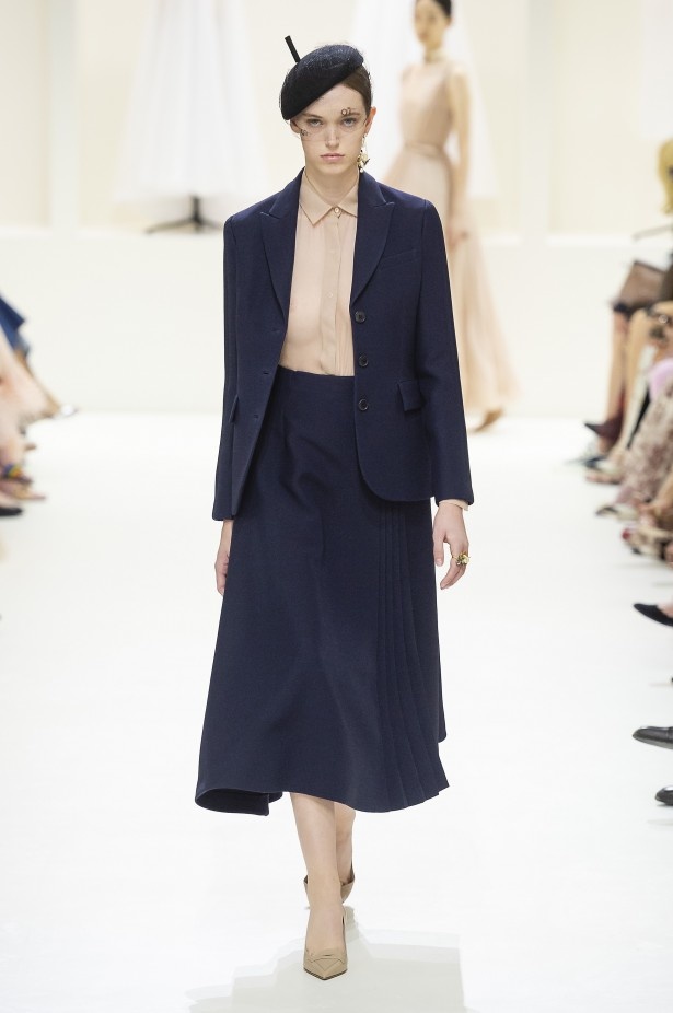 الأنوثة والأناقة.. عنوانا مجموعة دار Dior للهوت كوتور لخريف وشتاء 2018 - 2019 