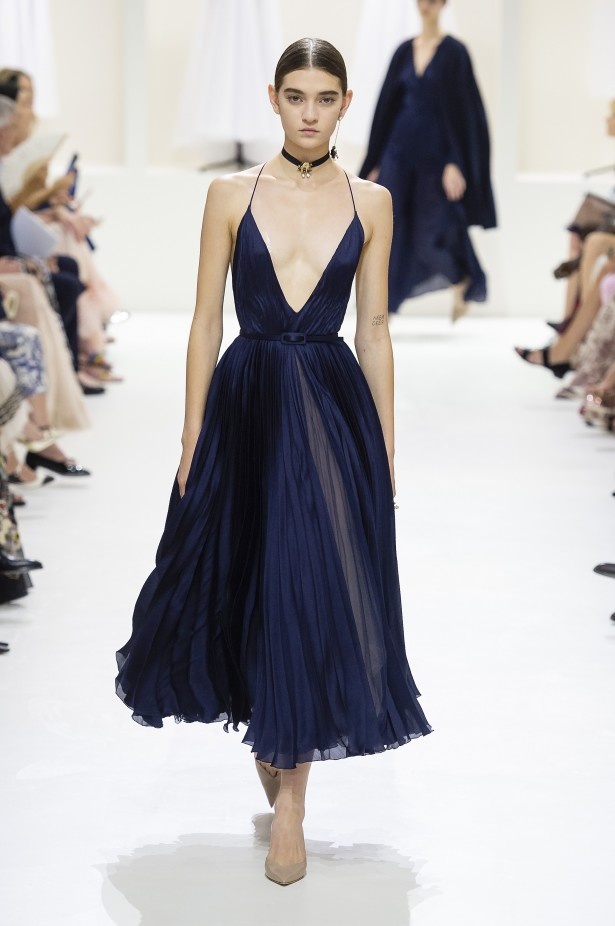 الأنوثة والأناقة.. عنوانا مجموعة دار Dior للهوت كوتور لخريف وشتاء 2018 - 2019 