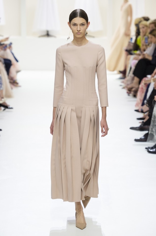 الأنوثة والأناقة.. عنوانا مجموعة دار Dior للهوت كوتور لخريف وشتاء 2018 - 2019 