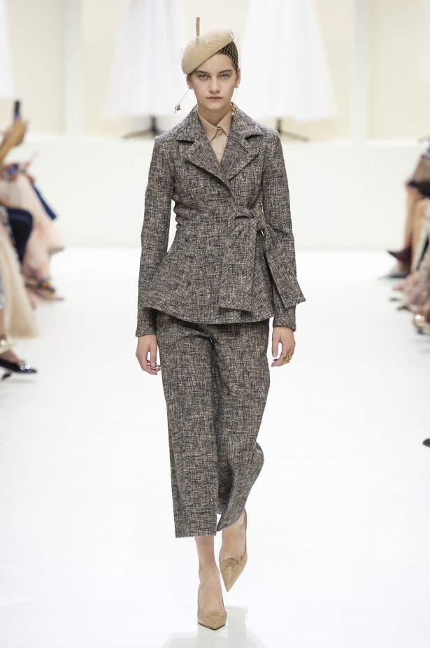 الأنوثة والأناقة.. عنوانا مجموعة دار Dior للهوت كوتور لخريف وشتاء 2018 - 2019 