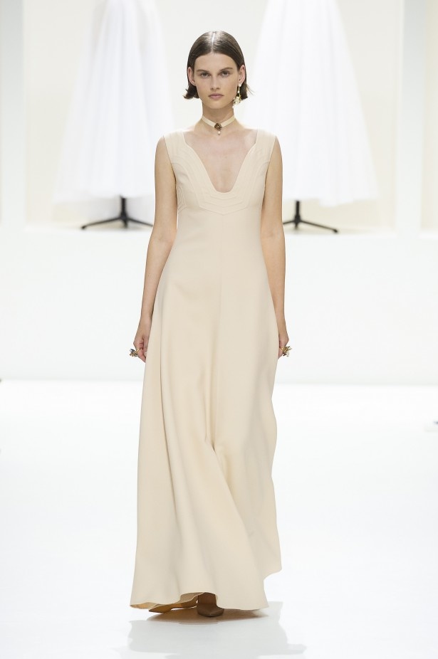 الأنوثة والأناقة.. عنوانا مجموعة دار Dior للهوت كوتور لخريف وشتاء 2018 - 2019 