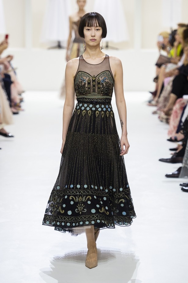 الأنوثة والأناقة.. عنوانا مجموعة دار Dior للهوت كوتور لخريف وشتاء 2018 - 2019 