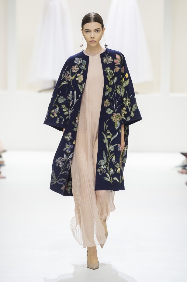 الأنوثة والأناقة.. عنوانا مجموعة دار Dior للهوت كوتور لخريف وشتاء 2018 - 2019 