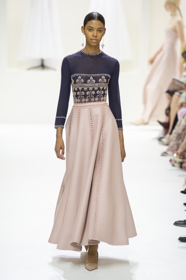 الأنوثة والأناقة.. عنوانا مجموعة دار Dior للهوت كوتور لخريف وشتاء 2018 - 2019 