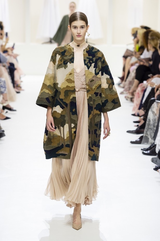 الأنوثة والأناقة.. عنوانا مجموعة دار Dior للهوت كوتور لخريف وشتاء 2018 - 2019 