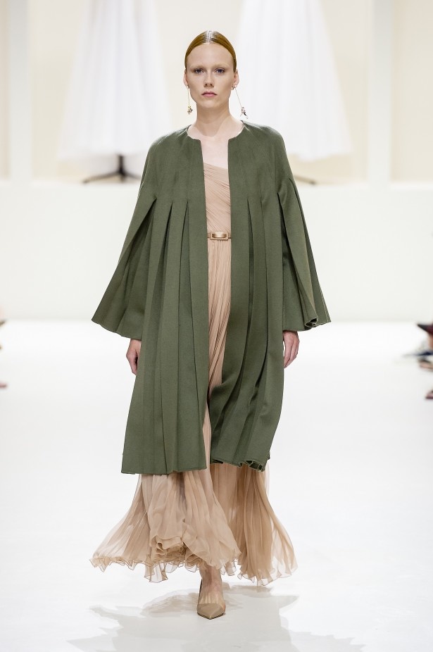 الأنوثة والأناقة.. عنوانا مجموعة دار Dior للهوت كوتور لخريف وشتاء 2018 - 2019 