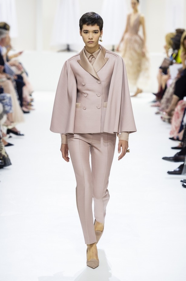 الأنوثة والأناقة.. عنوانا مجموعة دار Dior للهوت كوتور لخريف وشتاء 2018 - 2019 