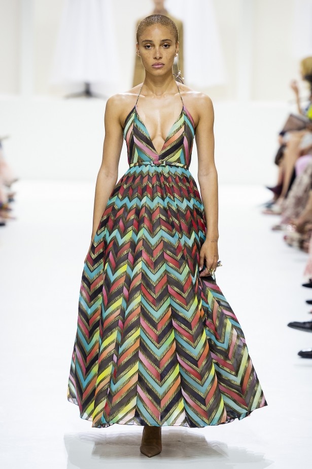 الأنوثة والأناقة.. عنوانا مجموعة دار Dior للهوت كوتور لخريف وشتاء 2018 - 2019 