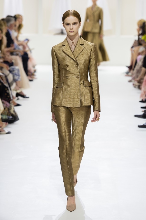 الأنوثة والأناقة.. عنوانا مجموعة دار Dior للهوت كوتور لخريف وشتاء 2018 - 2019 