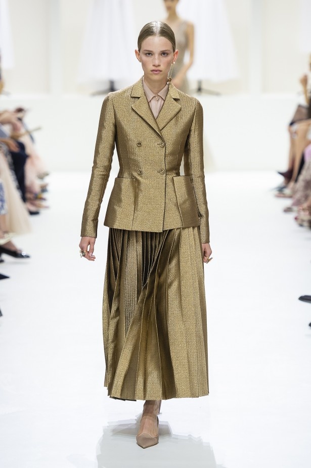 الأنوثة والأناقة.. عنوانا مجموعة دار Dior للهوت كوتور لخريف وشتاء 2018 - 2019 