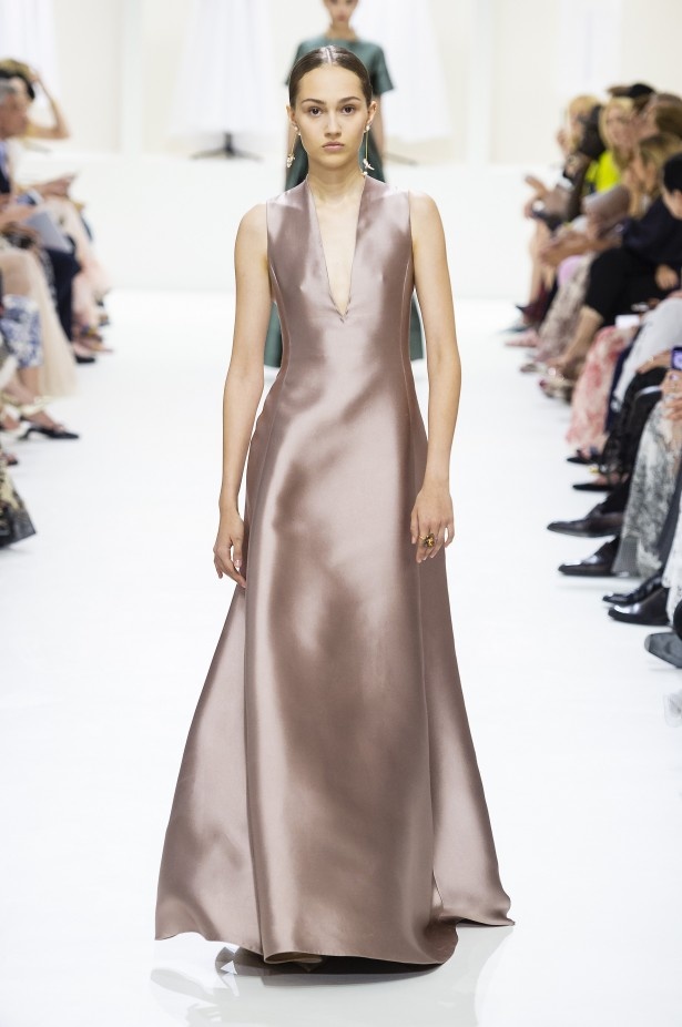 الأنوثة والأناقة.. عنوانا مجموعة دار Dior للهوت كوتور لخريف وشتاء 2018 - 2019 