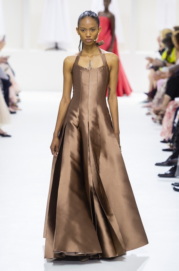 الأنوثة والأناقة.. عنوانا مجموعة دار Dior للهوت كوتور لخريف وشتاء 2018 - 2019 